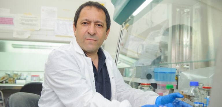 Professor Tony Futerman har forsket på lipider og cellemembraner i 30 år. Foto: Weizmann Institute of Science